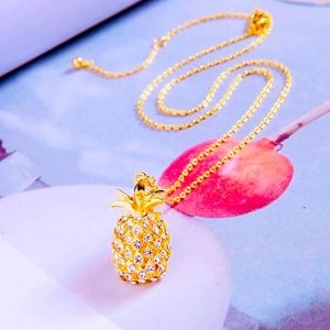 🌟HOST PICK! 🌟 NWT Rhinestone Pineapple Necklace! 🍍